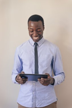 Genç Afrika işadamı çalışma.