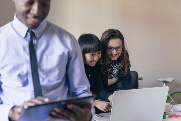 Jóvenes emprendedores trabajando . — Foto de Stock