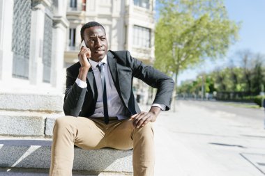 Afrika yakışıklı cep telefonunu kullanma.