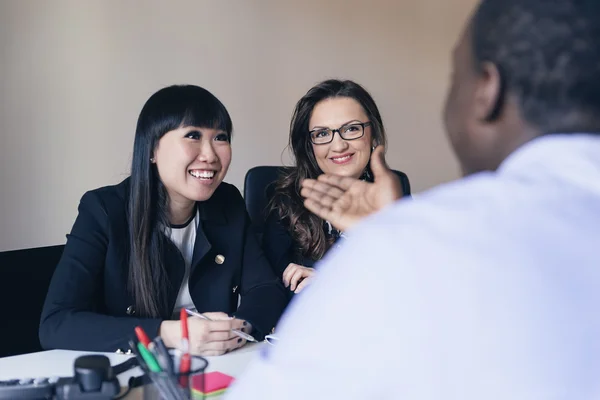 Jóvenes emprendedores trabajando . —  Fotos de Stock