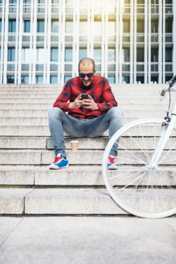  adam cep telefonu ve Bisiklet.