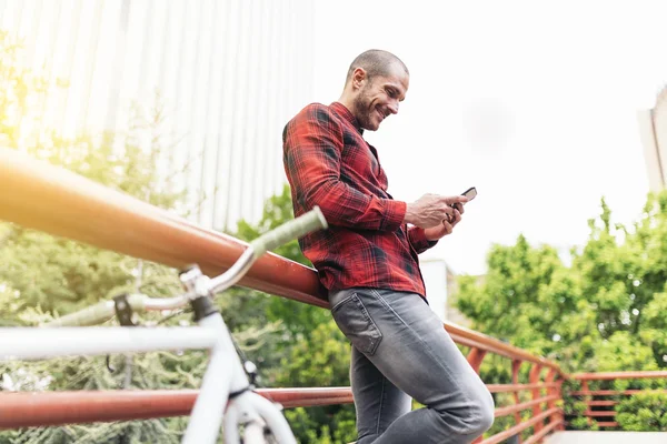 Людина з мобільним телефоном і велосипедом . — стокове фото