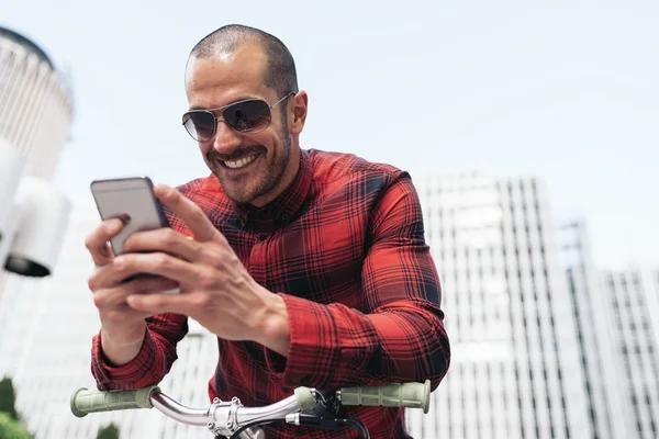 Genç adam sokakta cep telefonunu kullanma.