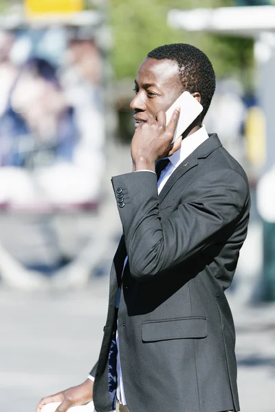 Африканський людина з мобільного телефону- і велотранспорту. — стокове фото