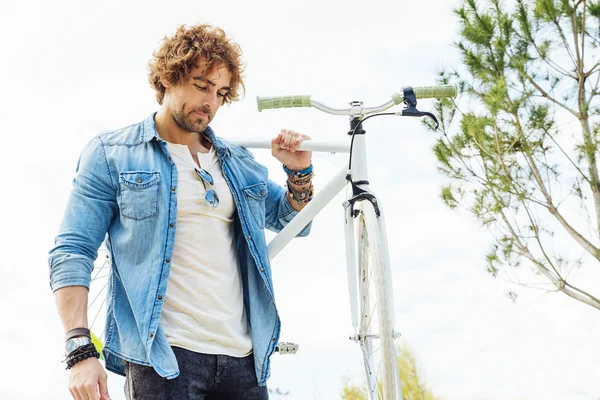 Handsome young man with fixed gear bicycle in the street. — Stock Photo, Image