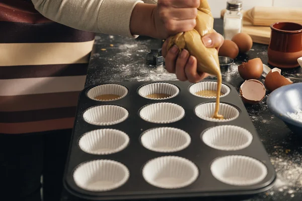 Krásná žena připravuje soubory cookie — Stock fotografie