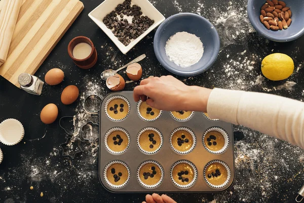 Donna Preparazione di biscotti e muffin . — Foto Stock