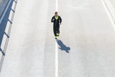 Şehirde koşan bir adam.