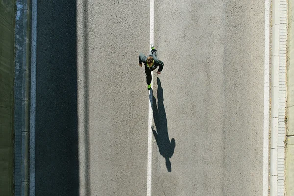 Hombre corriendo en la ciudad. — Foto de Stock