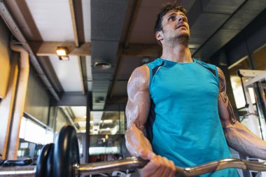 Club spor salonunda eğitim adam.