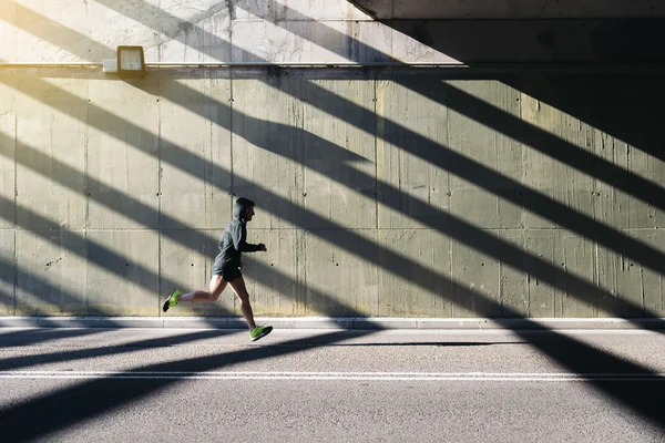 Hombre corriendo en la ciudad. —  Fotos de Stock