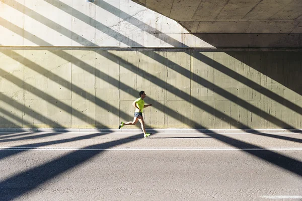 Hombre corriendo en la ciudad. —  Fotos de Stock