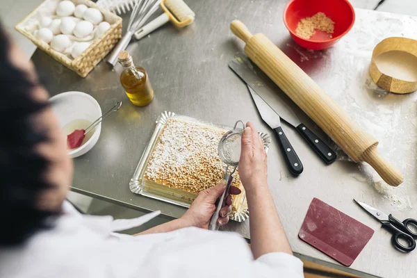 Kocken decorating dessert i köket. — Stockfoto