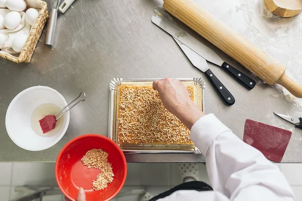 Koch dekoriert Dessert in der Küche. — Stockfoto