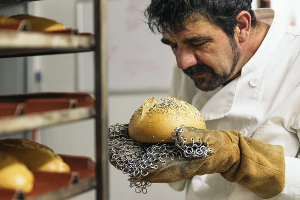 Baker kneden deeg in een bakkerij. — Stockfoto