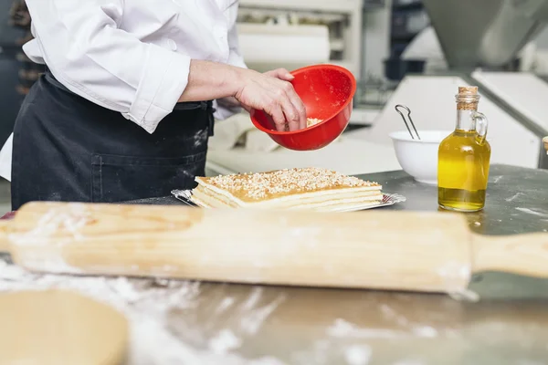 Cocinera de repostería femenina decorando postre —  Fotos de Stock