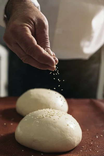 Panadero amasando masa en una panadería. —  Fotos de Stock