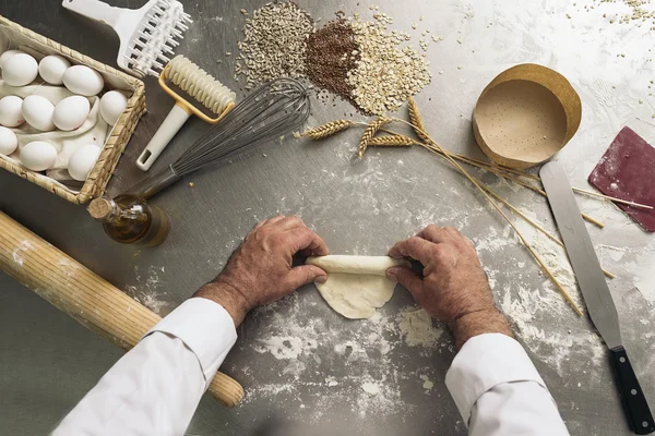 Panadero amasando masa en una panadería. —  Fotos de Stock