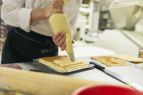 Female pastry chef decorating dessert — Stock Photo, Image