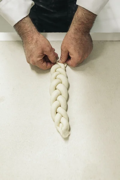 Baker kneading adonan di toko roti. — Stok Foto