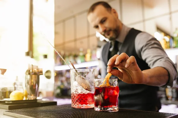 Barman está haciendo cóctel en el club nocturno. . — Foto de Stock