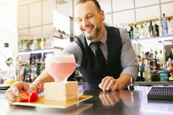 Barman robi koktajl w klubie nocnym. — Zdjęcie stockowe