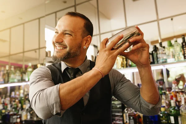 Barman dělá koktejl v nočním klubu. — Stock fotografie