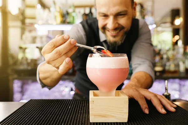 Barman dělá koktejl v nočním klubu. — Stock fotografie