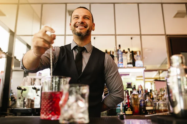 Barmen gece kulübünde kokteyl yapıyor. — Stok fotoğraf