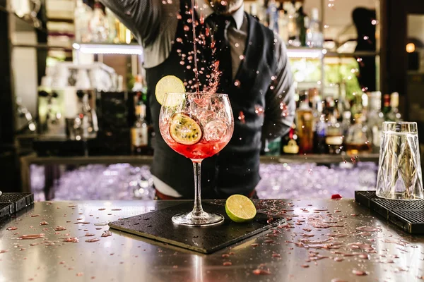 Barmen gece kulübünde kokteyl yapıyor.