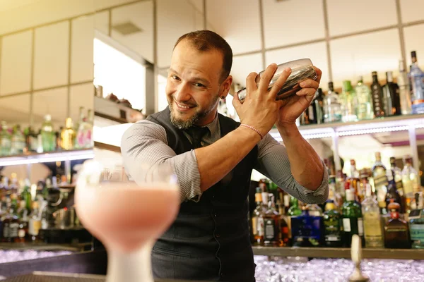 Barmen gece kulübünde kokteyl yapıyor. — Stok fotoğraf