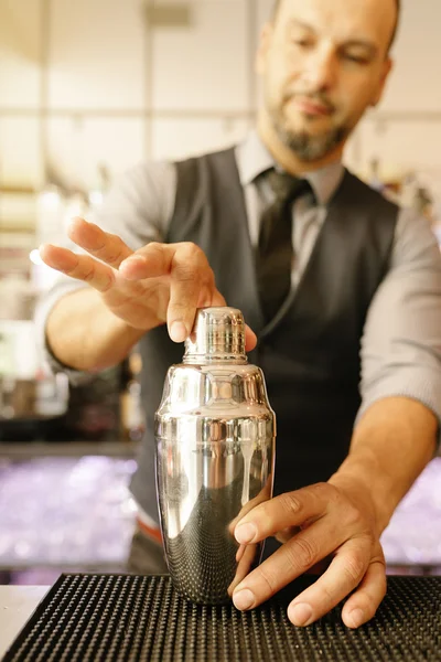 Barman sta preparando un cocktail al night club . — Foto Stock
