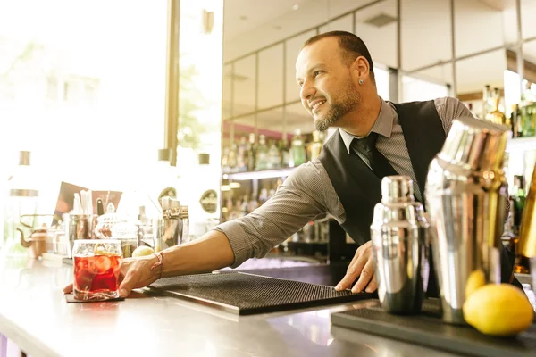 Barman dělá koktejl v nočním klubu. — Stock fotografie