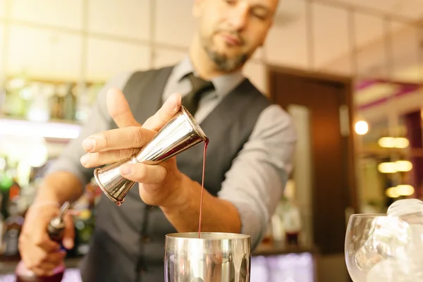 Barman está fazendo coquetel no clube noturno . — Fotografia de Stock