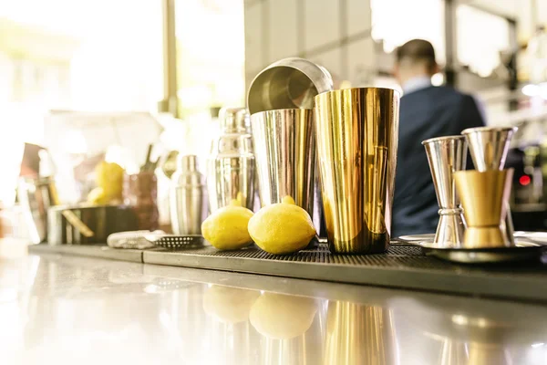 Barman hulpmiddelen voor het mengen van alcohol. — Stockfoto