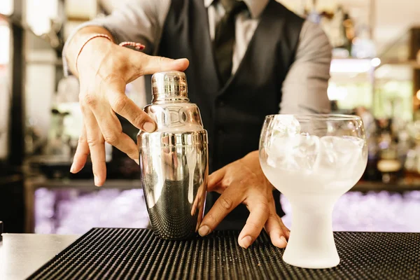 Barmann macht Cocktail im Nachtclub. — Stockfoto