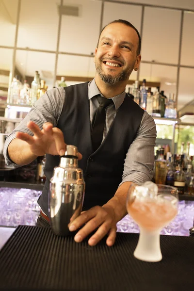 Barman dělá koktejl v nočním klubu. — Stock fotografie