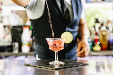 Barmen kokteyl yapıyor  