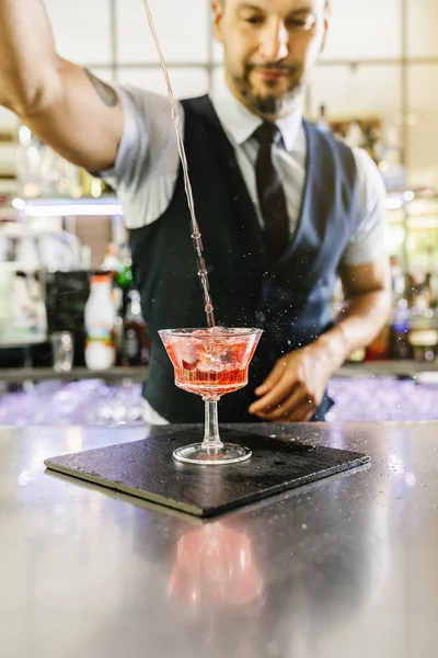 Barman está fazendo coquetel — Fotografia de Stock