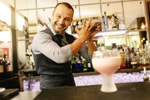 Barmen kokteyl yapıyor — Stok fotoğraf