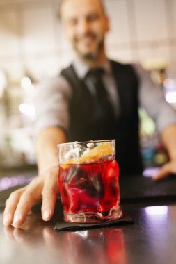 Barmen gece kulübünde kokteyl yapıyor.