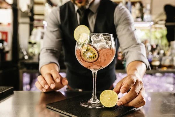 Barmen gece kulübünde kokteyl yapıyor.