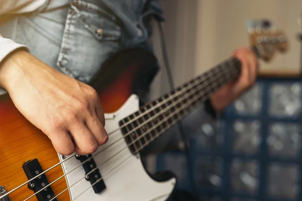 Gitar çalan şarkıyı çalmaya — Stok fotoğraf