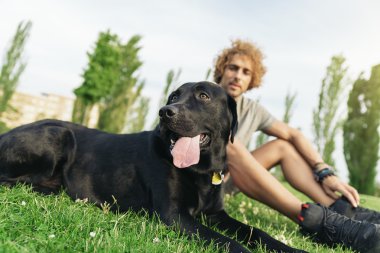 Adam köpeğini ile eğleniyor.