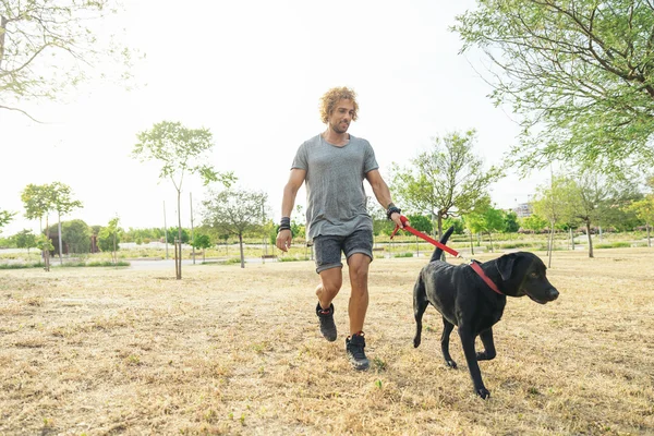 Man har roligt med sin hund. — Stockfoto