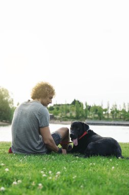 Adam köpeğini ile eğleniyor.