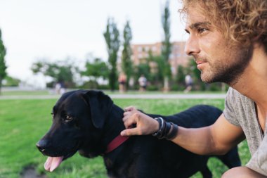 Adam köpeğini ile eğleniyor.