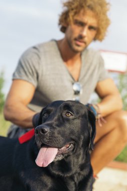 Adam köpeğini ile eğleniyor.