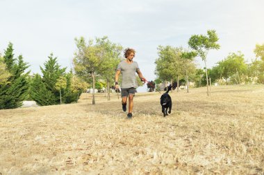 Adam köpeğini ile eğleniyor.