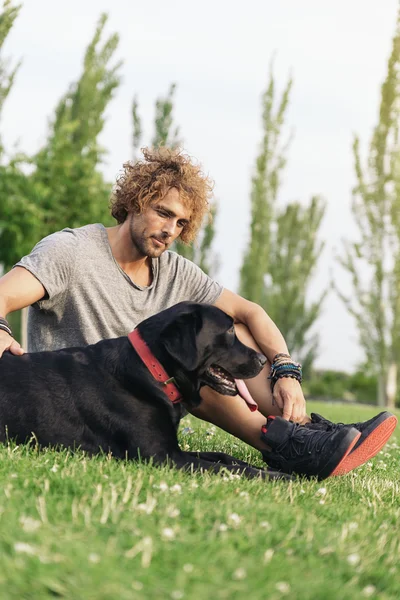 Adam köpeğini ile eğleniyor.